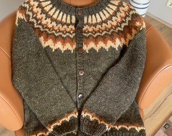 Ready to ship. L- handknitted Icelandic wool sweater.