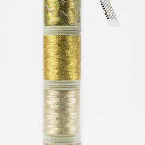 Könnte beinhalten: Eine transparente Plastikröhre mit vier Spulen metallisch goldfarbenem Garn und einer Spule grün-goldfarbenem Garn. Die Röhre hat einen roten Deckel und ein Etikett mit der Aufschrift "WonderGuard".