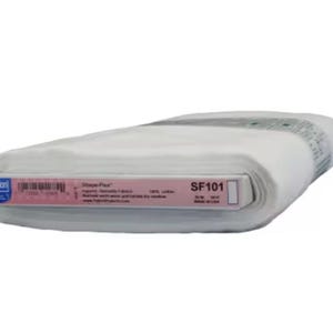 Peut inclure: Un rouleau de tissu blanc avec une étiquette rose et blanche. L'étiquette indique "Shape-Flex" et "SF101". Le tissu est bien enroulé et semble être un tissu spécial.