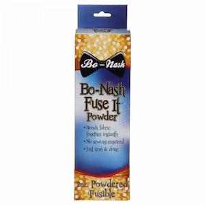 Puede incluir: Una caja rectangular de Bo-Nash Fuse It Powder. La caja tiene una parte superior azul con un recorte y un fondo degradado de azul y dorado. El nombre del producto y las características están impresos en la parte delantera.