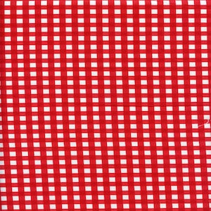 Könnte beinhalten: Rot-weiß karierter Stoff. Das Muster besteht aus gleichmäßig verteilten roten und weißen Quadraten, die ein klassisches Vichy-Design bilden. Der Stoff ist wahrscheinlich Baumwolle oder ein ähnliches Material, das sich für verschiedene Bastel- und Nähprojekte eignet.