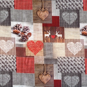 Op de afbeelding: Een patchwork-ontwerp met vierkanten van verschillende texturen en patronen. Het ontwerp bevat rood-grijs ruitjes, gebreide texturen, houten panelen en afbeeldingen van harten, dennenappels en herten. Het kleurenpalet wordt gedomineerd door rood, bruin en grijs.