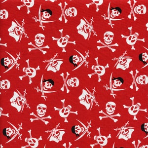 Könnte beinhalten: Roter Stoff mit einem sich wiederholenden Muster aus weißen Piraten-Illustrationen. Das Design umfasst Totenköpfe, gekreuzte Knochen, Piratenflaggen und gekreuzte Schwerter. Das Gesamtthema ist ein Piratenmotiv.