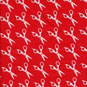 Może przedstawiać: Żywy czerwony materiał z powtarzającym się wzorem białych nożyczek. Nożyczki są przedstawione w prostym, czystym stylu, tworząc atrakcyjny wizualnie i spójny wzór. Motyw sugeruje produkt związany z rzemiosłem lub szyciem.