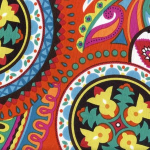 Puede incluir: Un patrón vibrante y colorido con diseños circulares y de cachemira. El patrón incluye elementos amarillos, turquesa, azules, naranjas y rosas. El diseño recuerda a un estilo bohemio o vintage, adecuado para tela o papel pintado.