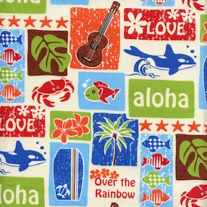 Puede incluir: Un patrón de tela con imágenes tropicales. El diseño incluye un ukelele, peces, cangrejos, palmeras y la palabra "Aloha". La paleta de colores consiste en rojo, azul, verde y naranja sobre un fondo crema.