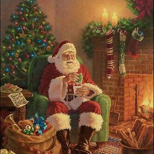 Puede incluir: Una escena navideña festiva con Papá Noel con un traje rojo, sentado en un sillón verde. Está disfrutando de un dulce cerca de un árbol de Navidad decorado y una chimenea con calcetines. Un saco de juguetes y regalos está cerca. Tamaño del panel: 91 cm x 109 cm.