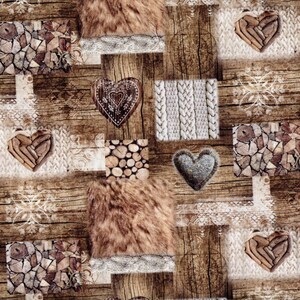 Op de afbeelding: Een herhalend patroon met houten texturen, imitatiebont, gebreide vierkanten en hartvormen. Het ontwerp gebruikt tinten bruin, beige en wit, waardoor een rustieke en gezellige uitstraling ontstaat. De harten zijn gemaakt van hout en stof.