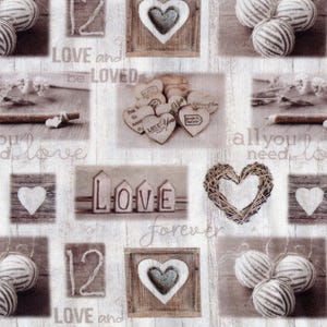 Op de afbeelding: Een herhalend patroon met romantische elementen. Het bevat houten harten, gevlochten hartvormen en decoratieve ballen. Het woord "LOVE" wordt weergegeven, samen met andere tekst. Het kleurenpalet bestaat voornamelijk uit neutrale bruin- en wittinten.