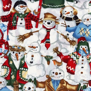 Könnte beinhalten: Ein sich wiederholendes Muster von Schneemännern auf weißem Hintergrund. Die Schneemänner tragen verschiedene Winteraccessoires, darunter Hüte, Schals und Pullover in Rot, Grün, Blau und Braun. Einige Schneemänner halten Besen oder haben Vögel auf dem Kopf.