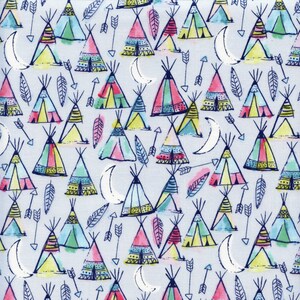 Puede incluir: Una tela azul claro con un patrón repetido de tipis coloridos, flechas, plumas y lunas crecientes. Los tipis son en tonos de rosa, verde, amarillo y azul, delineados en negro.