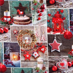 Może przedstawiać: Kolaż zdjęć o tematyce świątecznej. Zawiera czerwone ozdoby, świece, gwiazdy, wieniec i czerwoną latarnię. Tło obejmuje drewniane deski i efekt śniegu, tworząc świąteczną scenę.