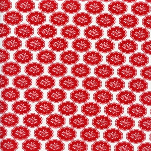 Puede incluir: Un patrón repetido de diseños florales rojos sobre un fondo blanco. Cada diseño floral es una forma ovalada roja con un patrón floral blanco en el interior. El patrón está espaciado uniformemente en la imagen.