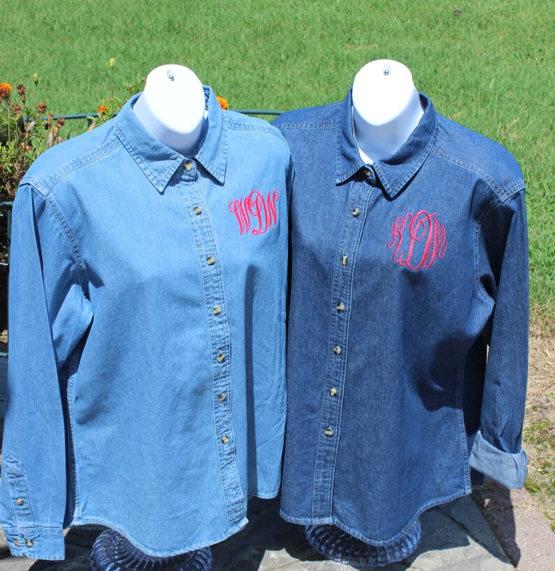K&ouml;nnte beinhalten: Zwei Jeanshemden mit langen &Auml;rmeln und Kn&ouml;pfen. Die Hemden sind mit den Buchstaben "W.D." und "S.D." in rosafarbenem Garn bestickt.