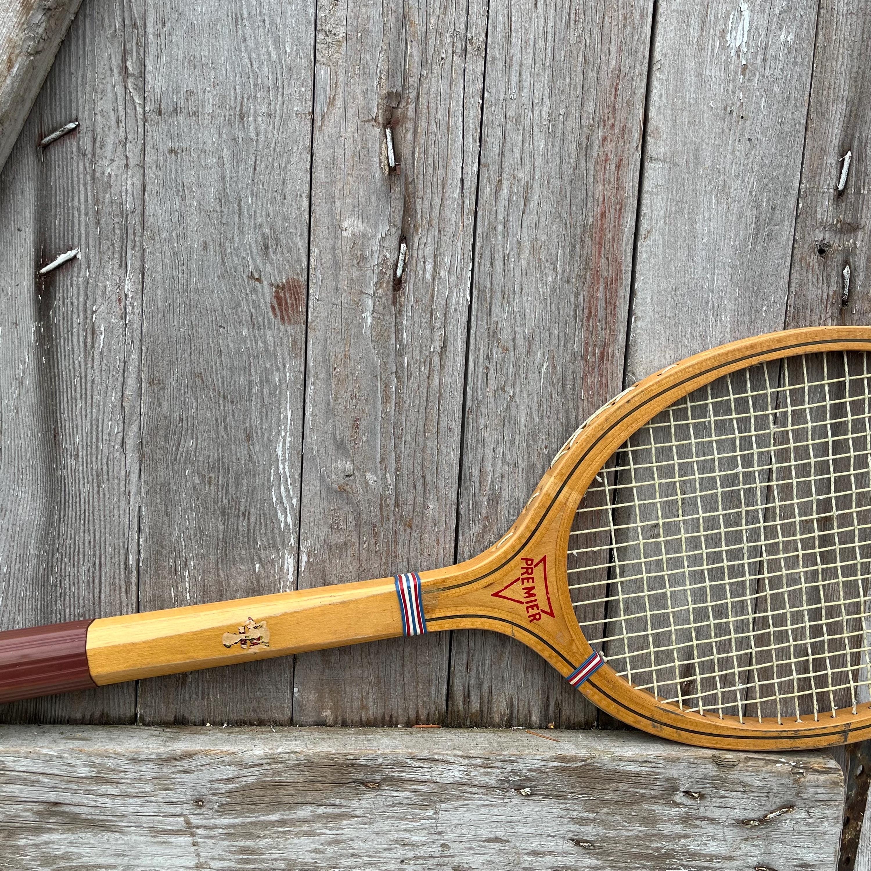 Vintage Paire bois Raquettes de tennis, Raquettes en bois, poignées en cuir, Grand État, Belles couleurs, Circa 1960's - France