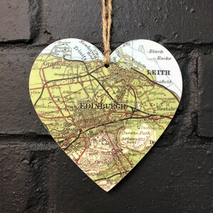 Cadeau personnalisé coeur de carte de nouvelle maison, carte en bois vintage à suspendre COEUR, cadeau parfait pour les mariages, les anniversaires, les anniversaires, la nouvelle maison, etc.