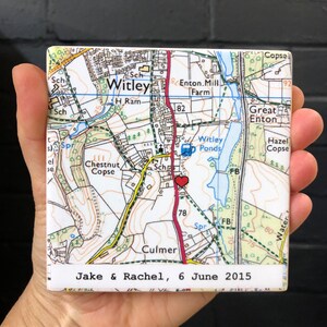 Dessous de verre personnalisé en céramique indiquant l'emplacement d'une carte dans une boîte cadeau • N'importe quel endroit dans le monde • Dessous de verre plan de la ville • Cadeau pour une nouvelle maison • Design CONTEMPORAIN