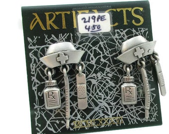 JJ Jonette enfermeras sombrero pendientes perforados colgantes encantos medicinal pewter vintage joyería NOS firmado acabado ideas rellenas de animales