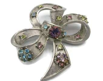 Brosch med strass, rosett, nål, silverfärgad nål, brudbukett, gnistrande designer, vintage kostymsmycken, sjal, halsduk, presentidéer