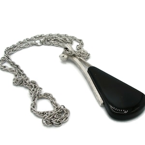 Avon Halsband Silverton Svart Lucit Hänge Signerad 1970-tals Vintage Designer Signerade Estate Smycken 24 tum Litet Enkla Kostymsmycken bild 1