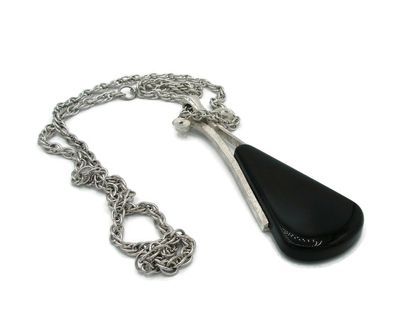 Avon Halsband Silverton Svart Lucit Hänge Signerad 1970-tals Vintage Designer Signerade Estate Smycken 24 tum Litet Enkla Kostymsmycken bild 1