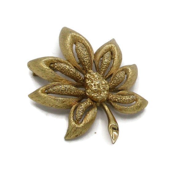 Monet Matte Brushed Gold Tone Pin Leaf Brooch 195… - image 1