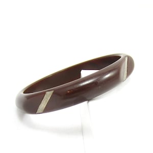 Légèrement sculpté Dark Brown BAKELITE Bangle Bracelet Metal Inlay Vintage Estate Costume Jewelry Designer Round 1950s RARE Lucite