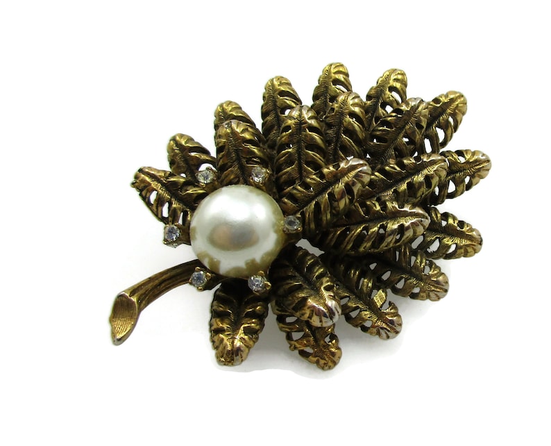 Gold Tone Faux Pearl Rhinestone Brooch Pin Gold Vintage Costume Fashion Jewelry Designer Shawl Scarf Pin