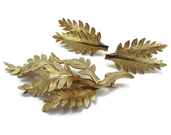 GIOVANNI Gold Brooch and Clip Earrings Set Detailed Brushed Gold Mid Century Modern Vintage Jewelry Designed Signed