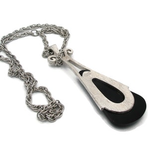 Avon Halsband Silverton Svart Lucit Hänge Signerad 1970-tals Vintage Designer Signerade Estate Smycken 24 tum Litet Enkla Kostymsmycken bild 2