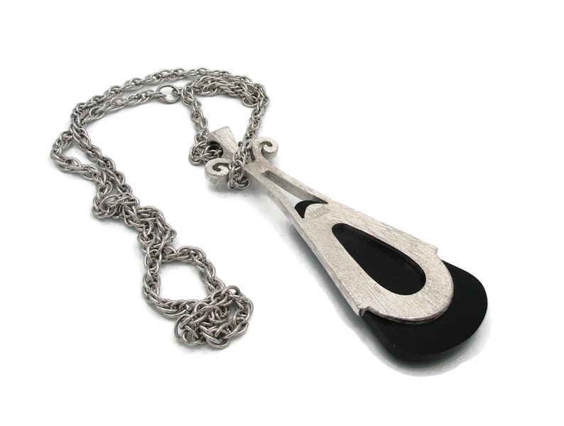 Avon Halsband Silverton Svart Lucit Hänge Signerad 1970-tals Vintage Designer Signerade Estate Smycken 24 tum Litet Enkla Kostymsmycken bild 2