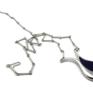 Sarah Coventry Tom Prata Azul Esmalte Colar 24 Polegadas Longo Lanvin Estilo Lucite Pingente Designer Assinado Vintage Costume Jewelry