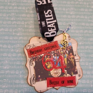 À 64 ans Étiquette de vin, Bouteille de vin de voeux d'anniversaire, Cadeau pour 64e anniversaire, Étiquette cadeau, Cadeau pour fan des Beatles