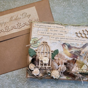 Carte botanique de fête des mères, couleurs neutres, vous m'avez donné des racines et des ailes, treillis de bois, cage à oiseaux, plumes, fleurs