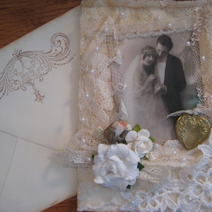 Carte de mariage ou d'anniversaire en dentelle vintage, image d'un couple vintage, breloque coeur en laiton, fleurs de chapellerie