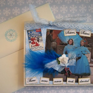 Carte de Noël entre sœurs, film de Noël blanc, chanson entre sœurs, carte vintage inspirée des plumes « Noël blanc », rose et breloque note de musique