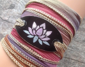Lotus-Seidenarmband, pastellfarbene Kräuselbänder, lila-rosa Lotusblumenanhänger, New Age, spirituelles Geschenk, Geschenk für Frauen, Seidenband, Nr. 231