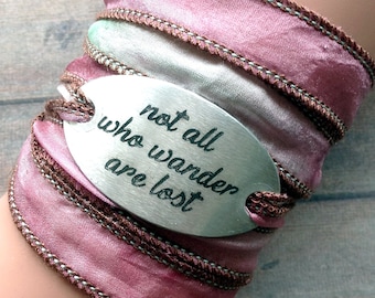 Wikkelarmband  zijde inspiratie armband gegraveerd ,Not all who wander are lost #200