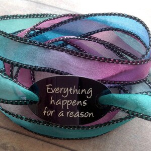 Mauvefarbenes Seidenarmband mit Wickeloptik, lila-türkisfarbenem Crinkle-Band, Wunscharmband, Armband mit Zitat, violettes Seidenarmband mit graviertem Anhänger, Boho-Yoga-Schmuck, Nr. 213 Bild 2