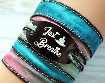 Wikkelarmband crinkle zijde inspiratie armband gegraveerd Just breathe #152