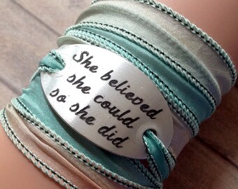 wikkelarmband met je eigen naam-blauwe boho armband-handgeverfde zijden linten-hippie armband-yoga vrouwen-quote armband-moederdag-#201