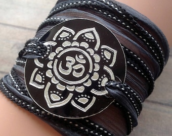 Graues Seidenarmband – Petrolfarbene Kräuselbänder – Lasergravur – Mandala-Anhänger – handgefärbt – Seidenwickelarmband – Boho-Yoga – Geschenk für meine Frau – Nr. 195