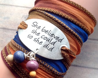 Wikkelarmband  zijde inspiratie armband gegraveerd ,She believed she could so she did #207