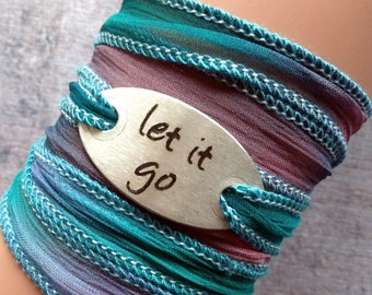 Bracelet wrap, bracelet en soie plissée gravé, LET IT GO, cadeau spirituel #203