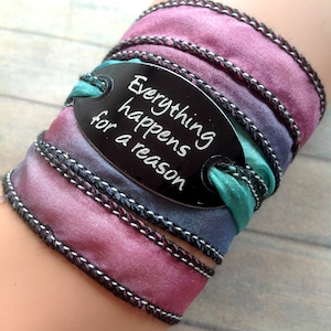 Mauvefarbenes Seidenarmband mit Wickeloptik, lila-türkisfarbenem Crinkle-Band, Wunscharmband, Armband mit Zitat, violettes Seidenarmband mit graviertem Anhänger, Boho-Yoga-Schmuck, Nr. 213 Bild 1