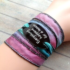Mauvefarbenes Seidenarmband mit Wickeloptik, lila-türkisfarbenem Crinkle-Band, Wunscharmband, Armband mit Zitat, violettes Seidenarmband mit graviertem Anhänger, Boho-Yoga-Schmuck, Nr. 213 Bild 5
