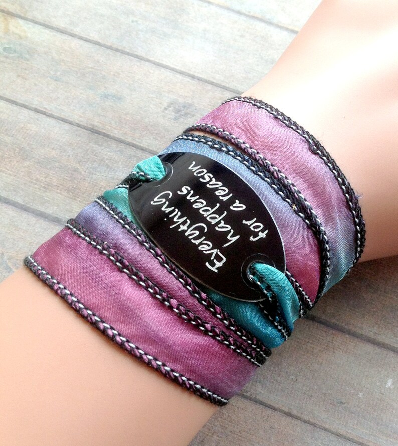 Mauvefarbenes Seidenarmband mit Wickeloptik, lila-türkisfarbenem Crinkle-Band, Wunscharmband, Armband mit Zitat, violettes Seidenarmband mit graviertem Anhänger, Boho-Yoga-Schmuck, Nr. 213 Bild 5