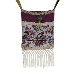 Boho Festival Tasche, Burgunder Crossbody mit Spitze und Fransen, Blumentasche mit Spruch, Mandala Charm, handgemachte Stofftasche, Boho Style Geldbörse