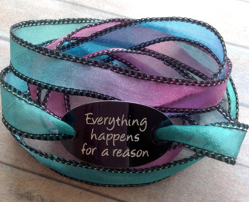 Mauvefarbenes Seidenarmband mit Wickeloptik, lila-türkisfarbenem Crinkle-Band, Wunscharmband, Armband mit Zitat, violettes Seidenarmband mit graviertem Anhänger, Boho-Yoga-Schmuck, Nr. 213 Bild 2