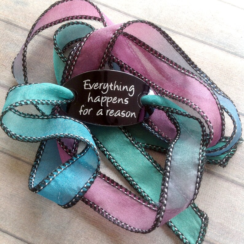 Mauvefarbenes Seidenarmband mit Wickeloptik, lila-türkisfarbenem Crinkle-Band, Wunscharmband, Armband mit Zitat, violettes Seidenarmband mit graviertem Anhänger, Boho-Yoga-Schmuck, Nr. 213 Bild 3